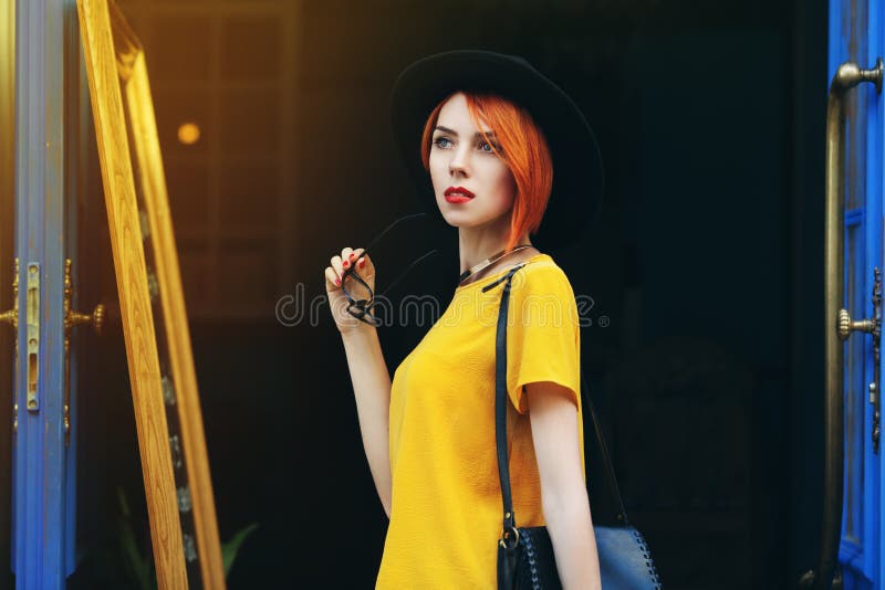 Utomhus- stående av den unga härliga fundersamma damen som går på gatan Modell som bär stilfull sommarkläder flicka royaltyfri fotografi Utomhus- stående av den unga härliga fundersamma damen som går på gatan Modell som bär stilfull sommarkläder flicka royaltyfri fotografi