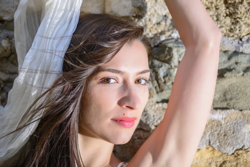 Utomhus- stående av en bueautiful ung kvinna fotografering för bildbyråer Utomhus- stående av en bueautiful ung kvinna fotografering för bildbyråer