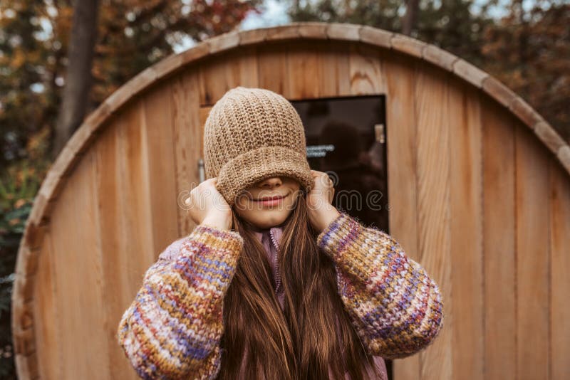 Utomhusporträtt av en ung flicka med beanie dragen över ögonen. royaltyfri fotografi