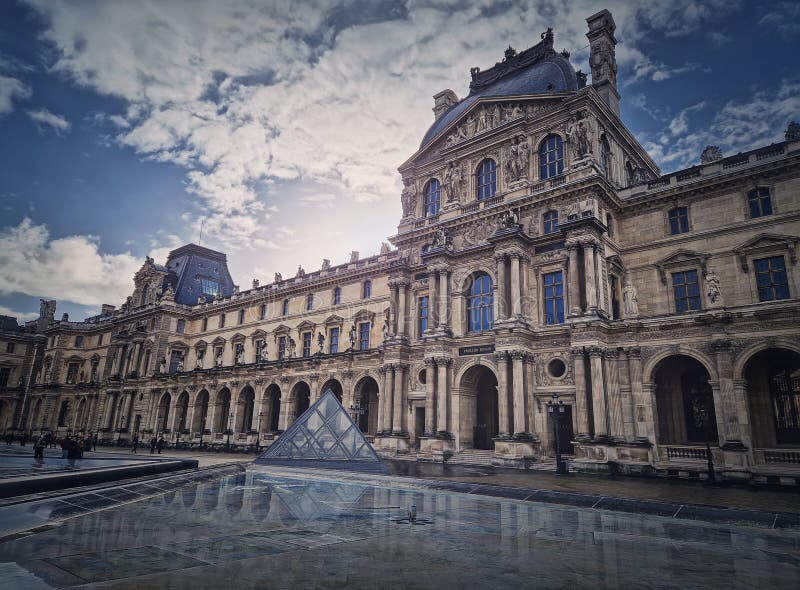 Utomhusvy till det högre museet i paris france. den historiska palatestbyggnaden