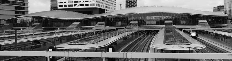 Utrecht Nederländerna, Februari 15, 2019: Svart vit panorama av den Utrecht centralstationen, i Nederländerna royaltyfri bild Utrecht Nederländerna, Februari 15, 2019: Svart vit panorama av den Utrecht centralstationen, i Nederländerna royaltyfri bild