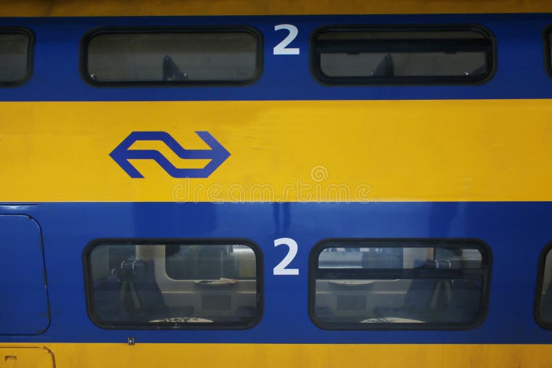 Utrecht, Pays-Bas, le 8 mars 2019 : étroit du chariot d'un train jaune a appelé interurbain du NS photos libres de droits Utrecht, Pays-Bas, le 8 mars 2019 : étroit du chariot d'un train jaune a appelé interurbain du NS photos libres de droits