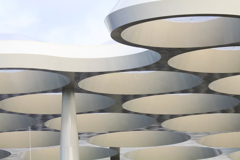 UTRECHT SOM ÄR NEDERLÄNDSK - OKTOBER 20, 2018: futuristiskt tak av shoppinggallerian Hoog Catharijne arkivbild UTRECHT SOM ÄR NEDERLÄNDSK - OKTOBER 20, 2018: futuristiskt tak av shoppinggallerian Hoog Catharijne arkivbild