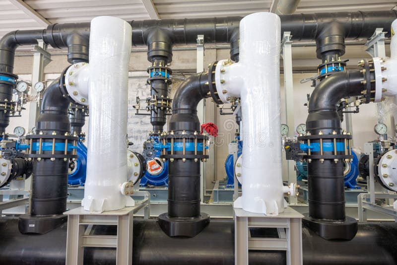 Utrustning för filter för vattenrening i industrianläggning royaltyfria bilder Utrustning för filter för vattenrening i industrianläggning royaltyfria bilder