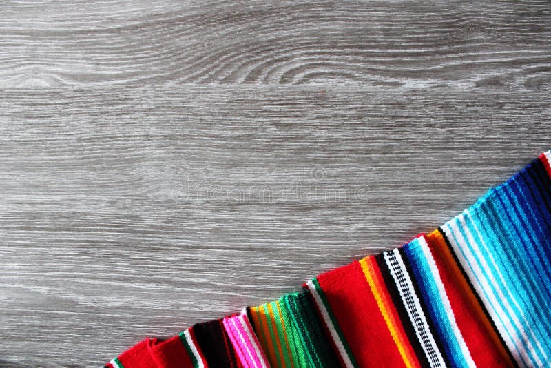 Utrymme för kopia för mexicansk för cinco för ponchoserapebakgrund fiesta för de mayo trä arkivfoton Utrymme för kopia för mexicansk för cinco för ponchoserapebakgrund fiesta för de mayo trä arkivfoton