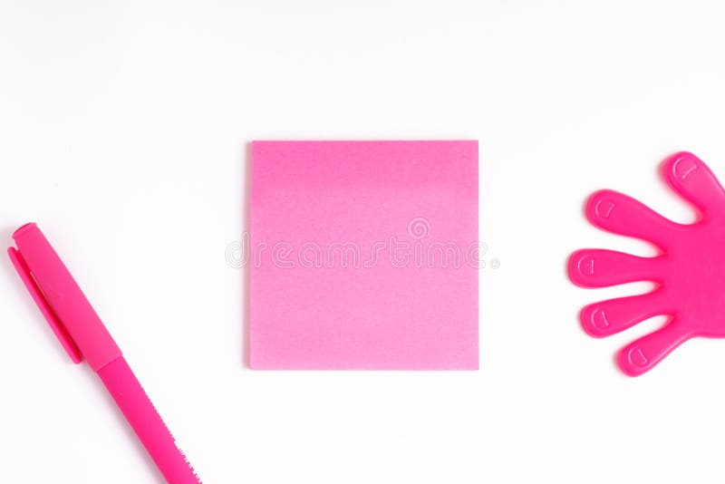 Utrymme för text på en rosa klistermärke, mall för att skriva, rosa penna bredvid arket av papper för att skriva, royaltyfria bilder Utrymme för text på en rosa klistermärke, mall för att skriva, rosa penna bredvid arket av papper för att skriva, royaltyfria bilder