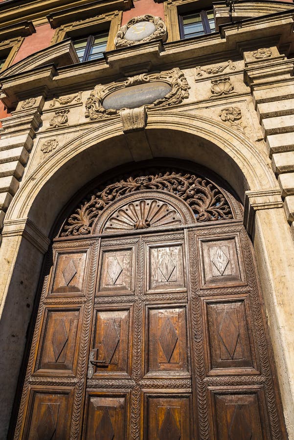 Utsmyckad dörröppning i Kazimierz District av Kracow förr det judiska området av staden i Polen arkivbilder Utsmyckad dörröppning i Kazimierz District av Kracow förr det judiska området av staden i Polen arkivbilder