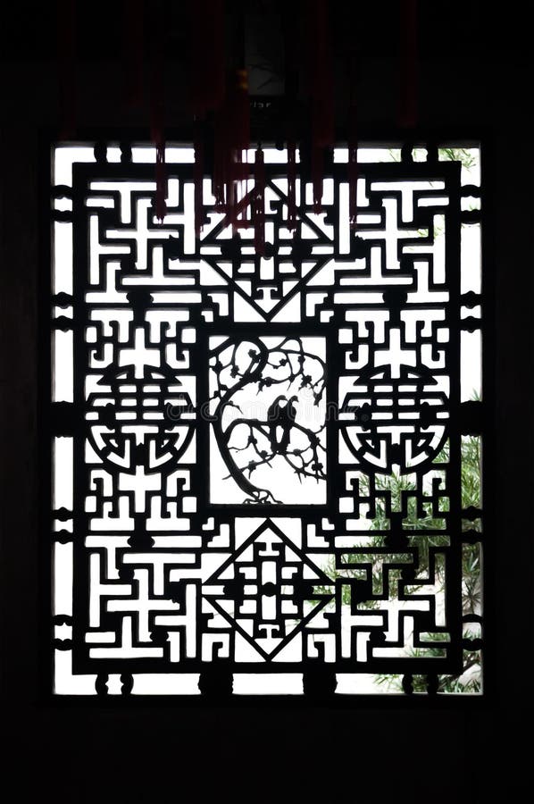 Utsmyckad träfönsterram på den Yuyuan trädgården, Shanghai royaltyfri foto