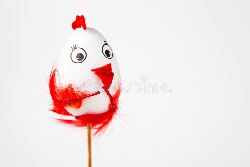 Utsmyckade äggskal som s-höna - på en pinne - hand - gjord easter garnering royaltyfri bild Utsmyckade äggskal som s-höna - på en pinne - hand - gjord easter garnering royaltyfri bild