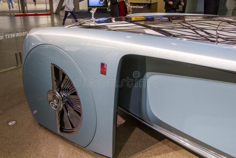 Utställningen på BMW museet framlägger den djärva begreppsbilen av framtid - lyxig 103EX-Rolls-Royce VISION DÄREFTER 100, Munich, arkivbild Utställningen på BMW museet framlägger den djärva begreppsbilen av framtid - lyxig 103EX-Rolls-Royce VISION DÄREFTER 100, Munich, arkivbild