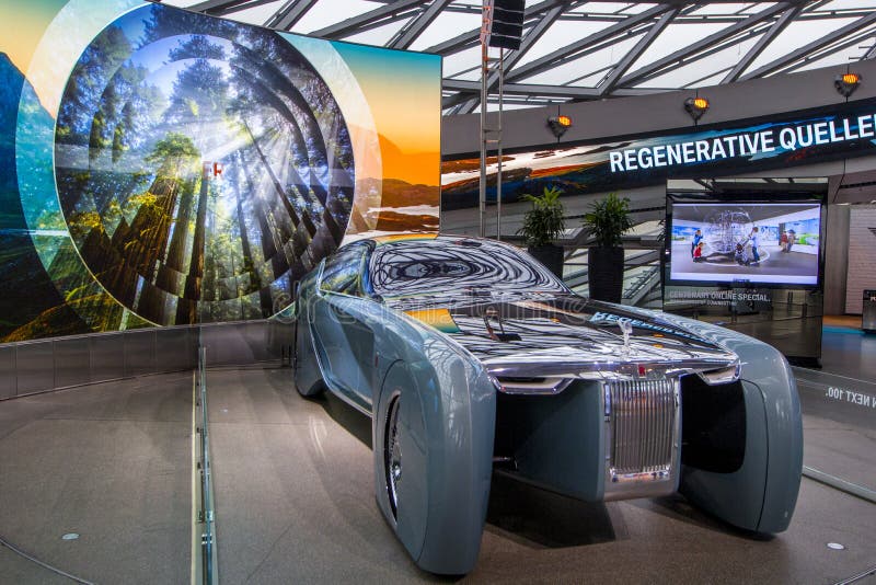 Utställningen på BMW museet framlägger den djärva begreppsbilen av framtid - lyxig 103EX-Rolls-Royce VISION DÄREFTER 100, Munich, royaltyfria foton Utställningen på BMW museet framlägger den djärva begreppsbilen av framtid - lyxig 103EX-Rolls-Royce VISION DÄREFTER 100, Munich, royaltyfria foton