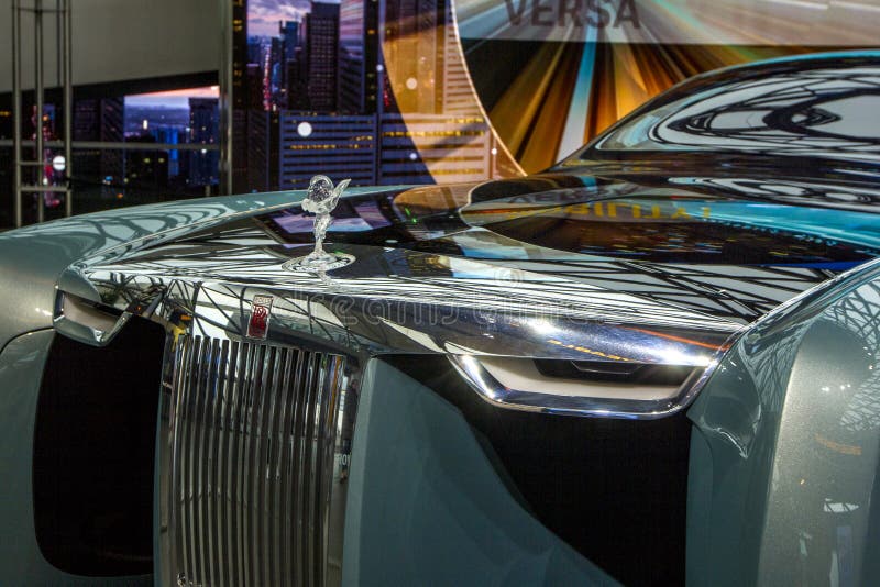 Utställningen på BMW museet framlägger den djärva begreppsbilen av framtid - lyxig 103EX-Rolls-Royce VISION DÄREFTER 100, Munich, royaltyfri fotografi Utställningen på BMW museet framlägger den djärva begreppsbilen av framtid - lyxig 103EX-Rolls-Royce VISION DÄREFTER 100, Munich, royaltyfri fotografi