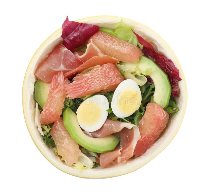 Utsökt pomelosallad med prosciutto i hälften av frukten isolerad på vit yta arkivbilder