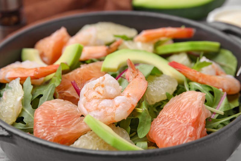 Utsökt pomelosallad med räkor i bordsslutningsvy arkivfoto
