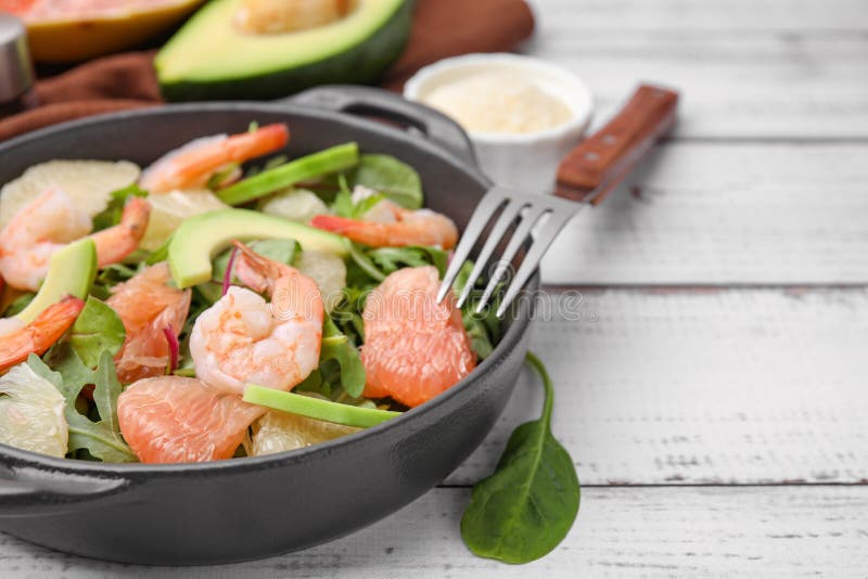 Utsökt pomelosallad med räkor som serveras på bärkassen av vitt trä. utrymme för text fotografering för bildbyråer