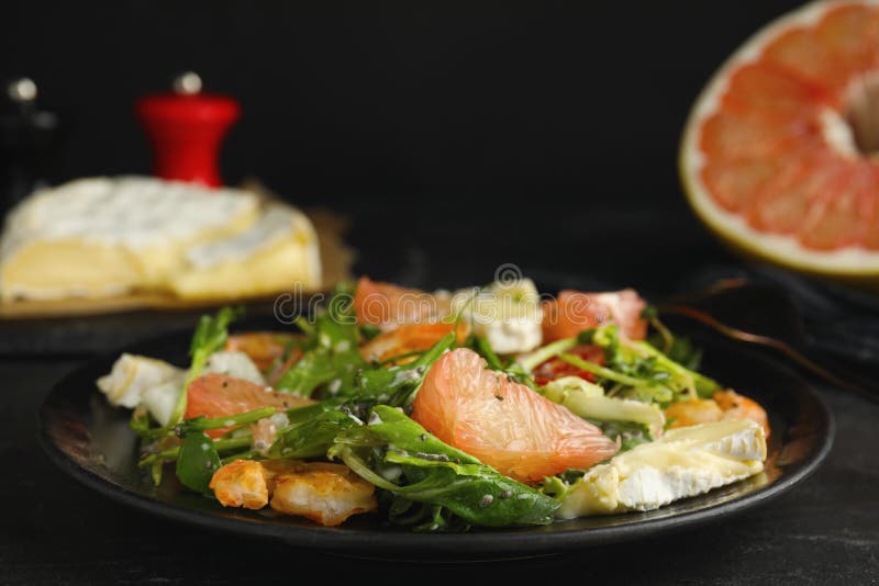 Utsökt pomelosallad med räkor som serveras på svart bord fotografering för bildbyråer