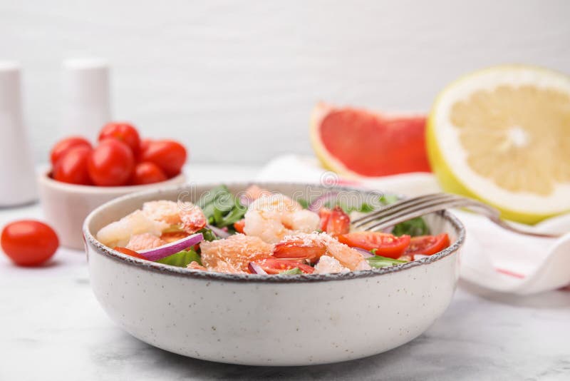 Utsökt pomelosallad med räkor som serveras på vit marmor bordsduk arkivbilder