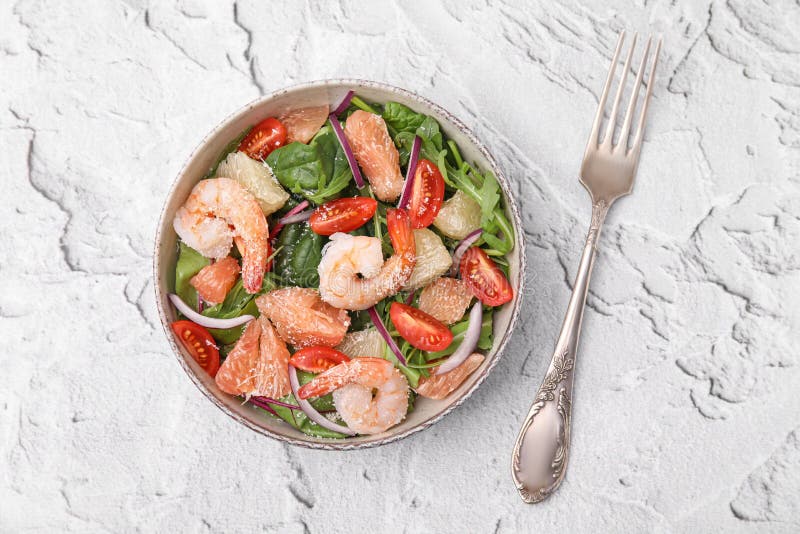 Utsökt pomelosallad med räkor som serveras på vitt texturerat bordslägg royaltyfria bilder