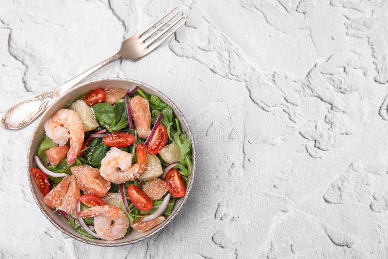 Utsökt pomelosallad med räkor som serveras på vitt texturerat bordslägg. utrymme för text fotografering för bildbyråer