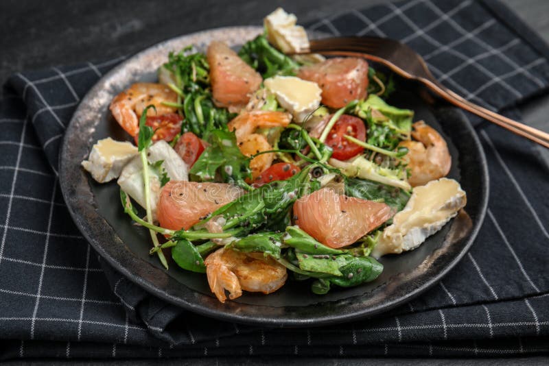 Utsökt pomelosallad med räkor som serveras vid bordsdukning royaltyfri bild