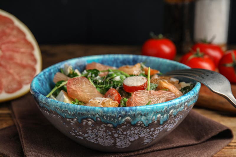 Utsökt pomelosallad med räkor som serveras vid bordsdukning arkivfoto