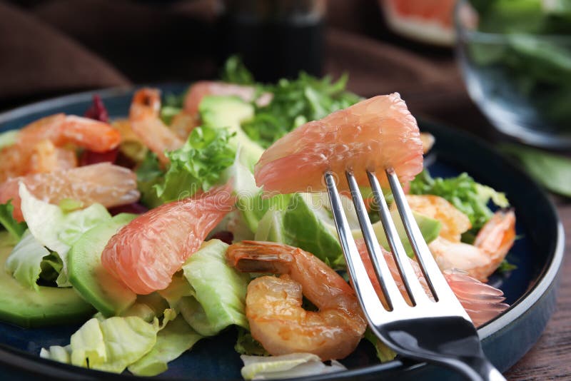 Utsökt pomelosallad med räkor som serveras vid bordsdukning royaltyfri bild