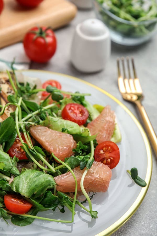 Utsökt pomelosallad som serveras i ljusgrå bordsduk arkivbilder