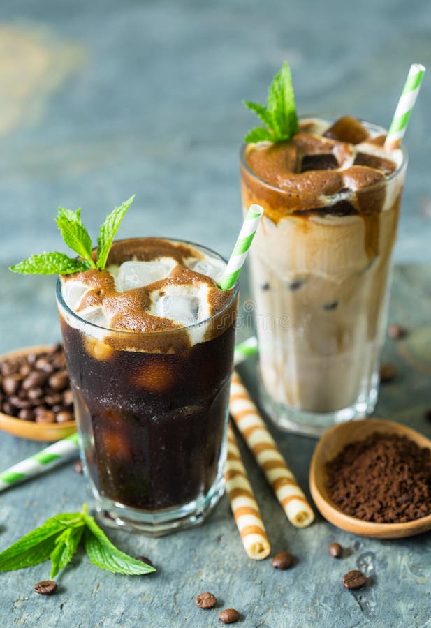 Utsökt svart och latte-kaffe i glas royaltyfri foto