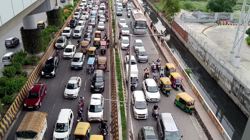 Utter pardesh india traffic une photo de la circulation sur autoroute avec voitures à noida 18 juillet 2024 banque de vidéos