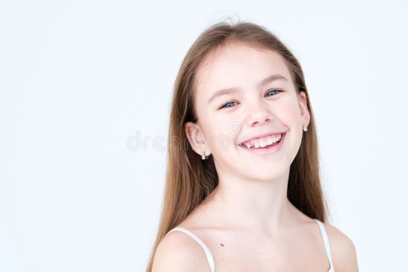 Uttryck för flicka för leende för glat barn för sinnesrörelse brett royaltyfri fotografi Uttryck för flicka för leende för glat barn för sinnesrörelse brett royaltyfri fotografi