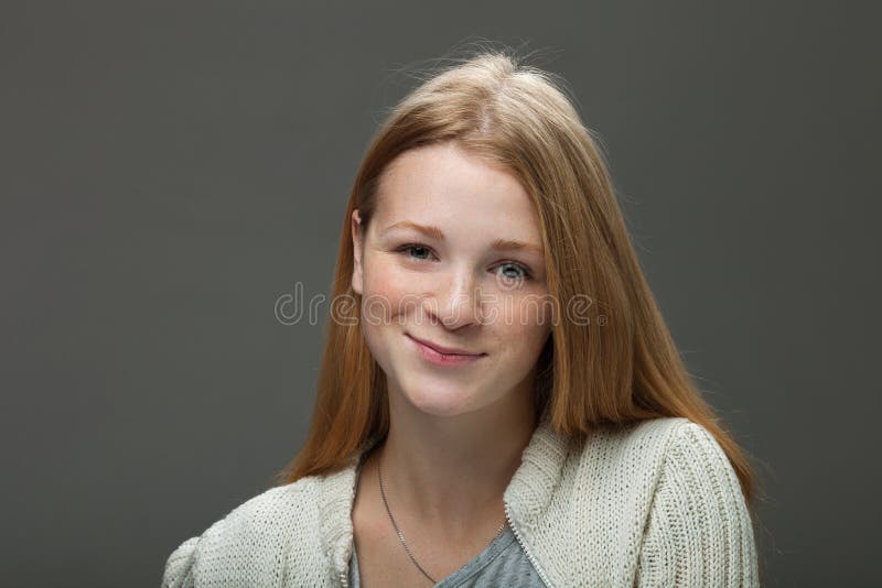 Uttryck och sinnesrörelser för mänsklig framsida Stående av barn som ler den förtjusande rödhårig mankvinnan i den hemtrevliga sk royaltyfri fotografi Uttryck och sinnesrörelser för mänsklig framsida Stående av barn som ler den förtjusande rödhårig mankvinnan i den hemtrevliga sk royaltyfri fotografi