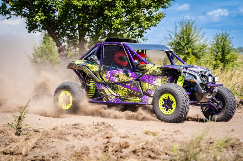 Utv chutando areia em uma duna. 4x4 imagem de stock