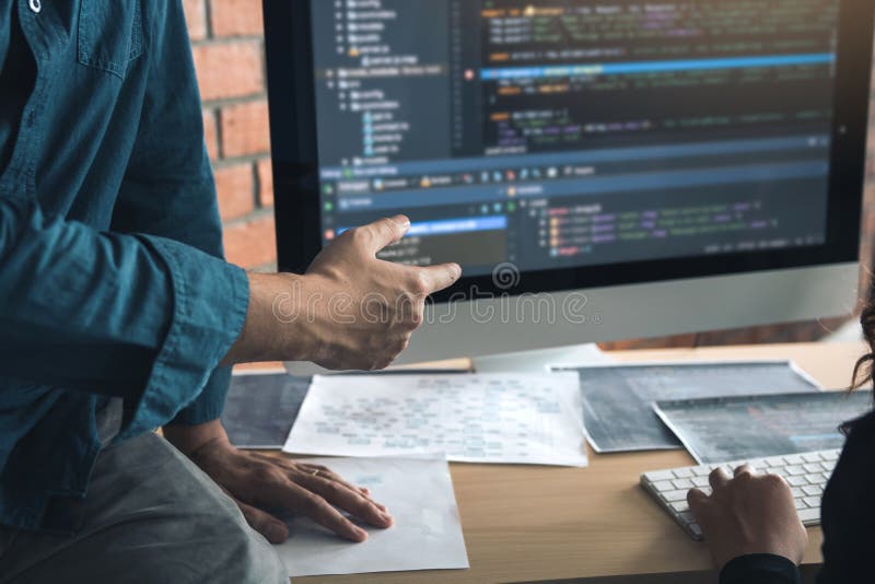 Utveckla programmerings- och kodningsteknik som arbetar med programvaruingenjörer som utvecklar program tillsammans på kontoret royaltyfria foton Utveckla programmerings- och kodningsteknik som arbetar med programvaruingenjörer som utvecklar program tillsammans på kontoret royaltyfria foton