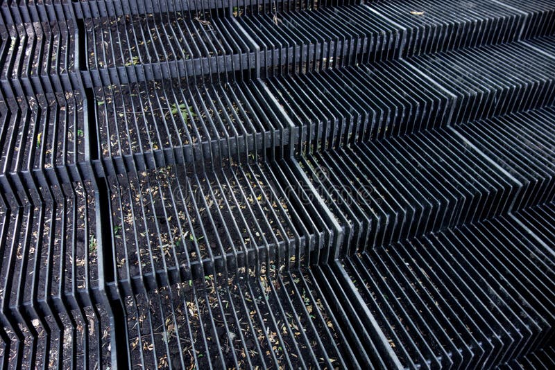 Utvändig metalltrapparam Moment från järnremmar och mellanrum Industriella strukturella linjer bakgrund Benägen sikt för perspekt arkivbild Utvändig metalltrapparam Moment från järnremmar och mellanrum Industriella strukturella linjer bakgrund Benägen sikt för perspekt arkivbild