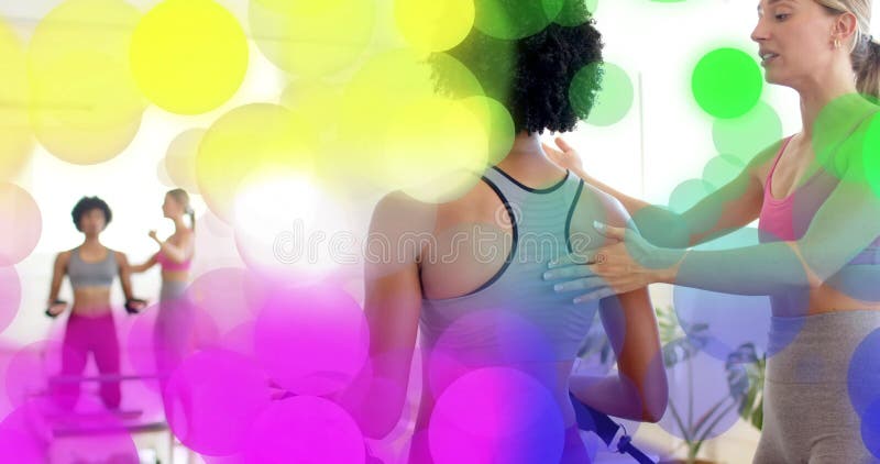 Utövande i fitness-studio kvinnor omgivna av färgstark animering från bokeh stock video