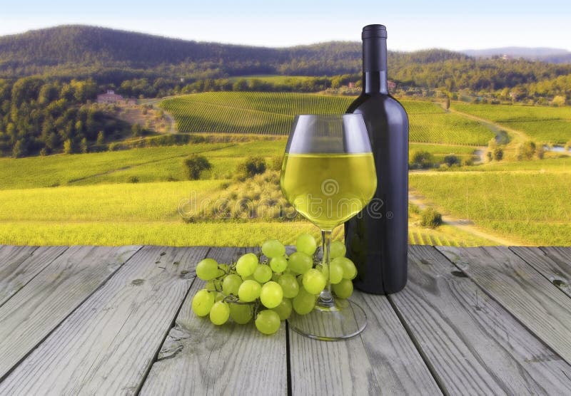 Uva della bottiglia di vetro del vino bianco immagini stock libere da diritti Uva della bottiglia di vetro del vino bianco immagini stock libere da diritti