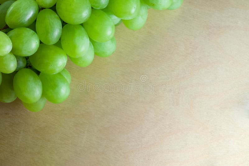 Uva verde sopra superficie strutturale di legno Primo piano con lo spazio della copia immagine stock libera da diritti Uva verde sopra superficie strutturale di legno Primo piano con lo spazio della copia immagine stock libera da diritti