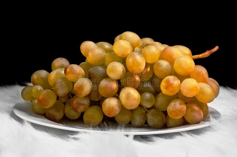Uvas brancas - ainda vida - na parte traseira do preto imagem de stock royalty free Uvas brancas - ainda vida - na parte traseira do preto imagem de stock royalty free