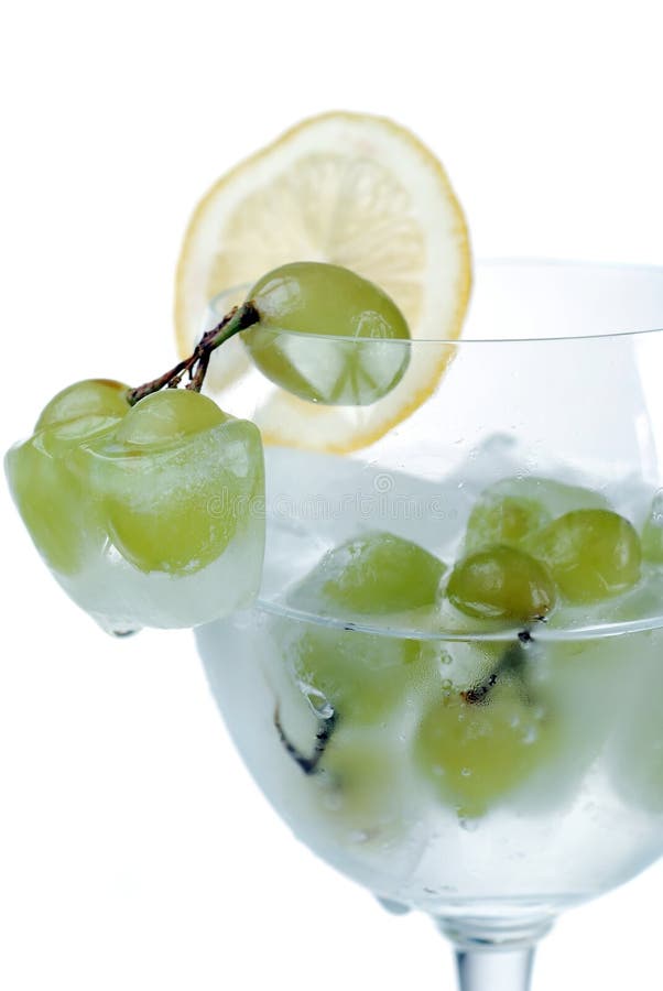Uvas e fatia congeladas do limão