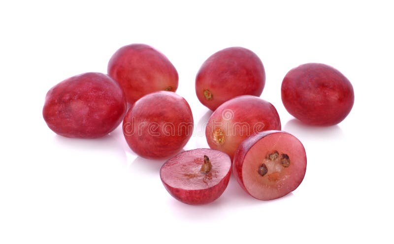 Uvas vermelhas isoladas no fundo branco fotografia de stock Uvas vermelhas isoladas no fundo branco fotografia de stock