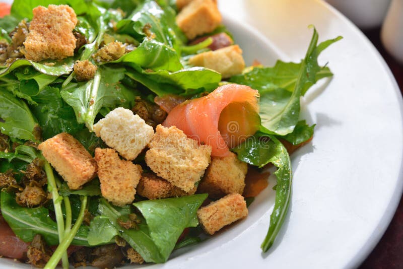 Uwędzeni Łososiowi sałatki rakiety croutons zdjęcia stock Uwędzeni Łososiowi sałatki rakiety croutons zdjęcia stock