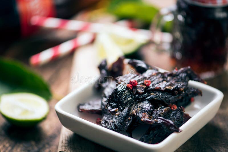 Uwędzony wołowiny jerky dalej na stole zdjęcia stock Uwędzony wołowiny jerky dalej na stole zdjęcia stock