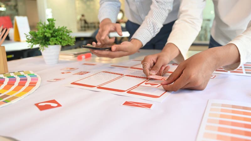 UX UI与工作组一起开发移动应用 库存图片 UX UI与工作组一起开发移动应用 库存图片