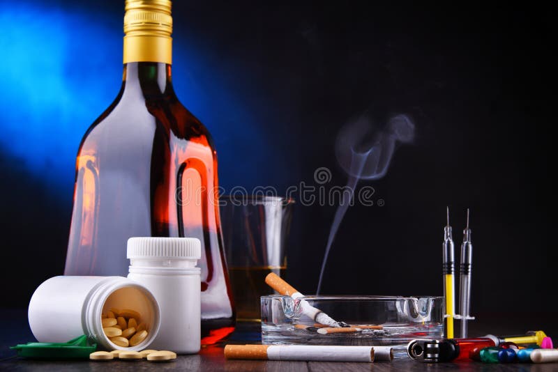 uzale?niaj?ce substancje wliczaj?c alkoholu, papieros?w i lek?w, zdjęcia stock uzale?niaj?ce substancje wliczaj?c alkoholu, papieros?w i lek?w, zdjęcia stock
