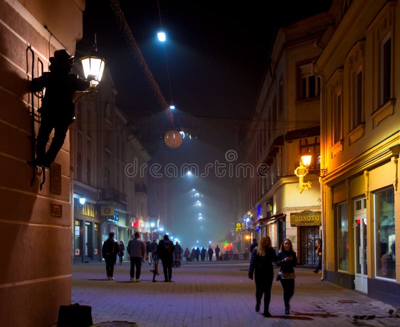 UZHHOROD, DE OEKRAÏNE - OKTOBER 7, 2018: Straten en architectuur van de oude stad van Uzhgorod in de Oekraïne royalty-vrije stock foto UZHHOROD, DE OEKRAÏNE - OKTOBER 7, 2018: Straten en architectuur van de oude stad van Uzhgorod in de Oekraïne royalty-vrije stock foto