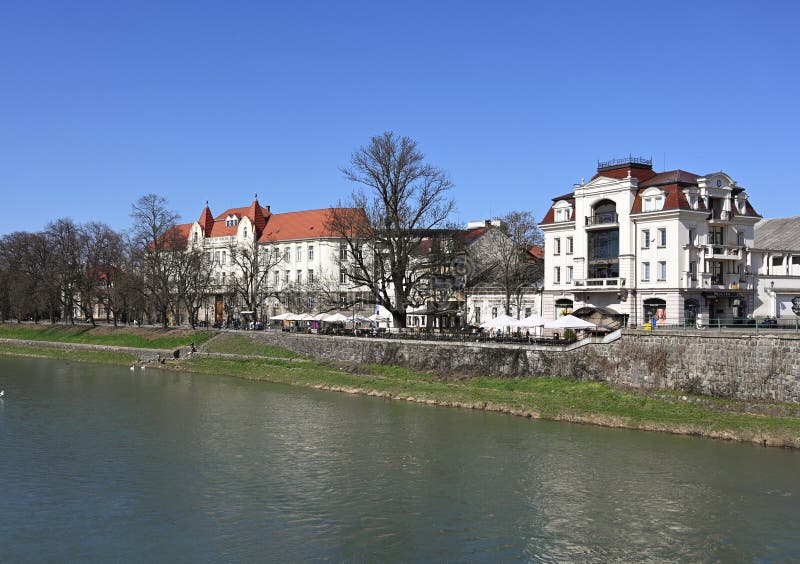 Uzhhorod Ukraina 19 mars 2025 : Historikbyggnaderna går ut på att visa arkitektonisk elegans under en ljusblå blått royaltyfri foto