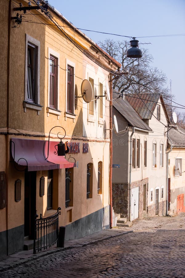 UZHHOROD, УКРАИНА - 17-ОЕ ФЕВРАЛЯ 2019: Улицы и архитектура старого города Uzhgorod стоковое фото UZHHOROD, УКРАИНА - 17-ОЕ ФЕВРАЛЯ 2019: Улицы и архитектура старого города Uzhgorod стоковое фото
