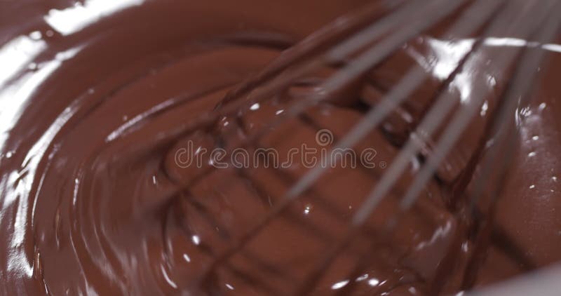 Uísque no chocolate molhado criando um padrão