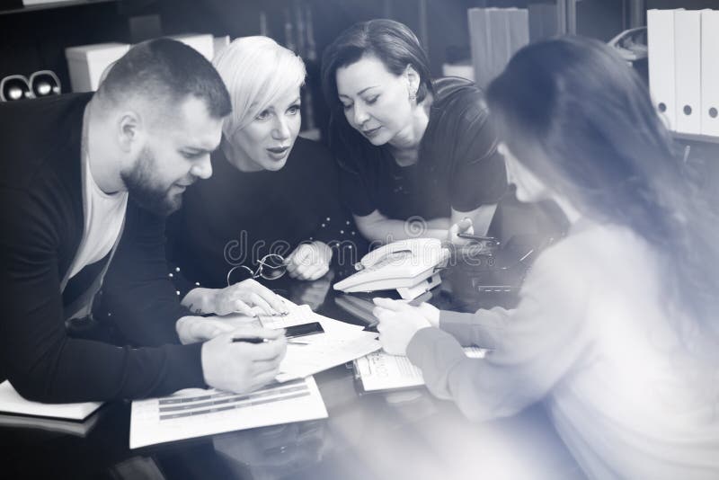Uśmiechnięci pracownicy opowiada w miejsce pracy obraz stock Uśmiechnięci pracownicy opowiada w miejsce pracy obraz stock