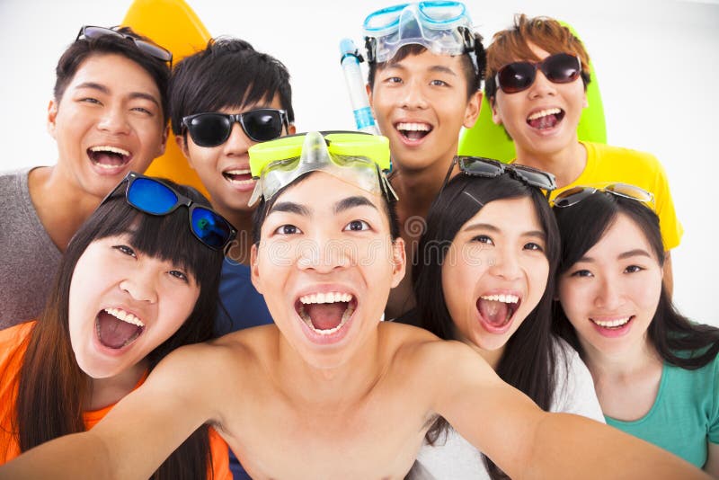 Uśmiechnięci przyjaciele z kamerą bierze selfie obrazy royalty free